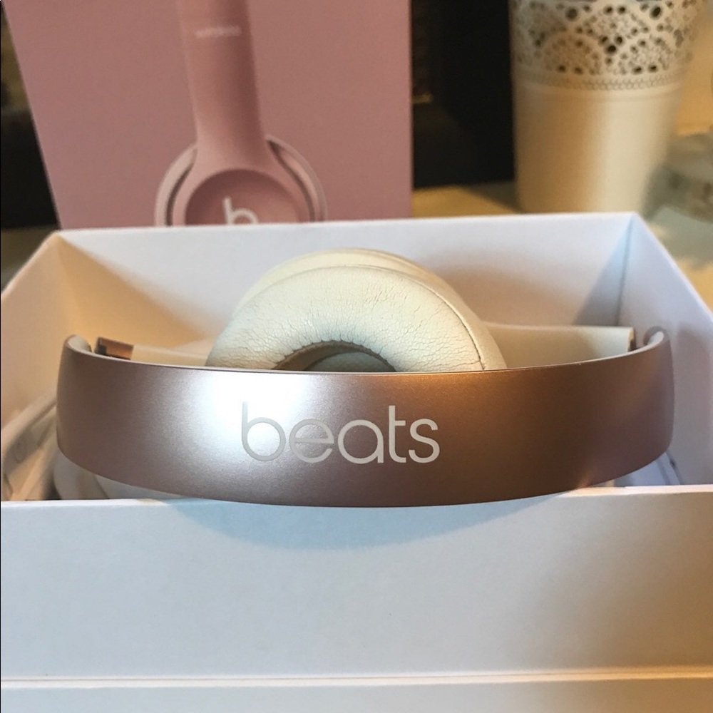 Beats Solo2 Wireless READ DESCRIPTION - Picture 4 of 8